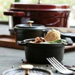 Staub Cocotte Rund Aus Gusseisen In Grenadine 28, 24 Cm / 13 Cm/ 6,7 Liter -la rochere shop 24 mini cc noir cc ronde grenadine amb1 4