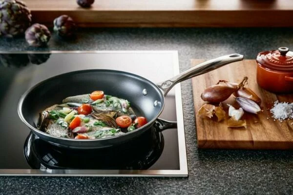 Le Creuset Pfanne 3-ply PLUS Flach Antihaft 30 Cm/ 23,5 Cm / 5 Cm 2 Le Creuset Pfanne 3-ply PLUS Flach Antihaft 30 Cm/ 23,5 Cm / 5 Cm – Bild 2