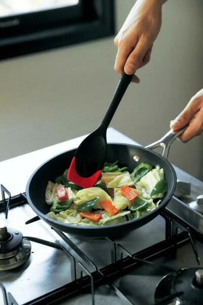 Le Creuset Servierlöffel In Schwarz Mit Kirschrot 3 Le Creuset Servierlöffel In Schwarz Mit Kirschrot – Bild 3