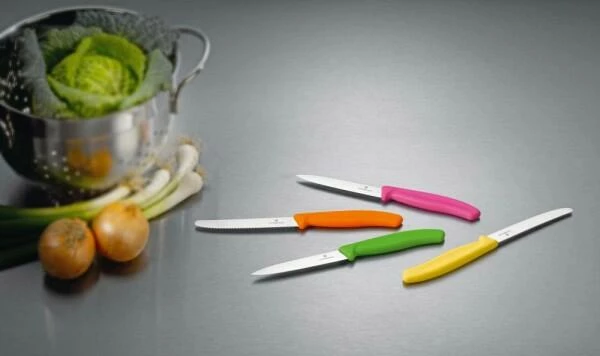 Victorinox SwissClassic Tomaten- Und Wurstmesser Mit Wellenschliff, 11 Cm, Blau 2 Victorinox SwissClassic Tomaten- Und Wurstmesser Mit Wellenschliff, 11 Cm, Blau – Bild 2