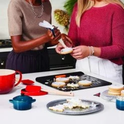 Le Creuset Löffelablage Oval, 16 Cm In Schwarz Matt 5 Le Creuset Löffelablage Oval, 16 Cm In Schwarz Matt -la rochere shop LE CREUSET CHRISTMAS AW22 10424 EDIT