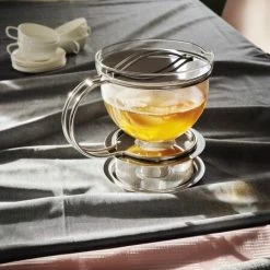 Mono Filio Teekanne 1,5 L Mit Integriertem Stövchen 3 Mono Filio Teekanne 1,5 L Mit Integriertem Stövchen -la rochere shop Mono Filio Teapot 44444 Milieu1 Fabian Frinzel 1