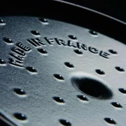 Staub Cocotte Oval Aus Gusseisen In Graphitgrau 23 Cm / 2,35 Liter -la rochere shop Noppen Staub Braeter Cocott 3 l 2