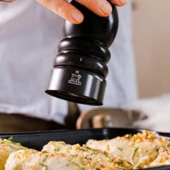 PEUGEOT Pfeffermühle Paris U′Select Satin-schwarz 40 Cm -la rochere shop Paris Satin Black 41908 41915 41922 41939 close up Petit Studio Grands Boulevards until 2032 06 4