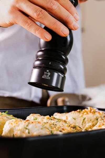 PEUGEOT Pfeffermühle Paris U′Select Satin-schwarz 40 Cm -la rochere shop Paris Satin Black 41908 41915 41922 41939 close up Petit Studio Grands Boulevards until 2032 06 4