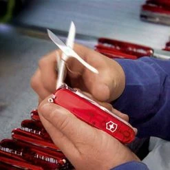 Victorinox Offiziersmesser Mountaineer Rot -la rochere shop Victorinox Ambiente 2